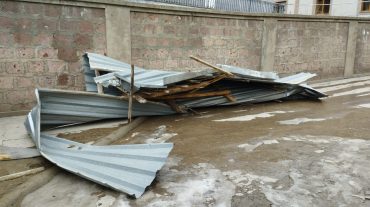 Երևանում և մարզերում վնասվել են շինությունների տանիքներ, գովազդային վահանակներ և կոտրվել են ծառեր