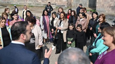 Տիգրան Ավինյանը հանդիպել է Հաղթանակ թաղամասի բնակիչների հետ