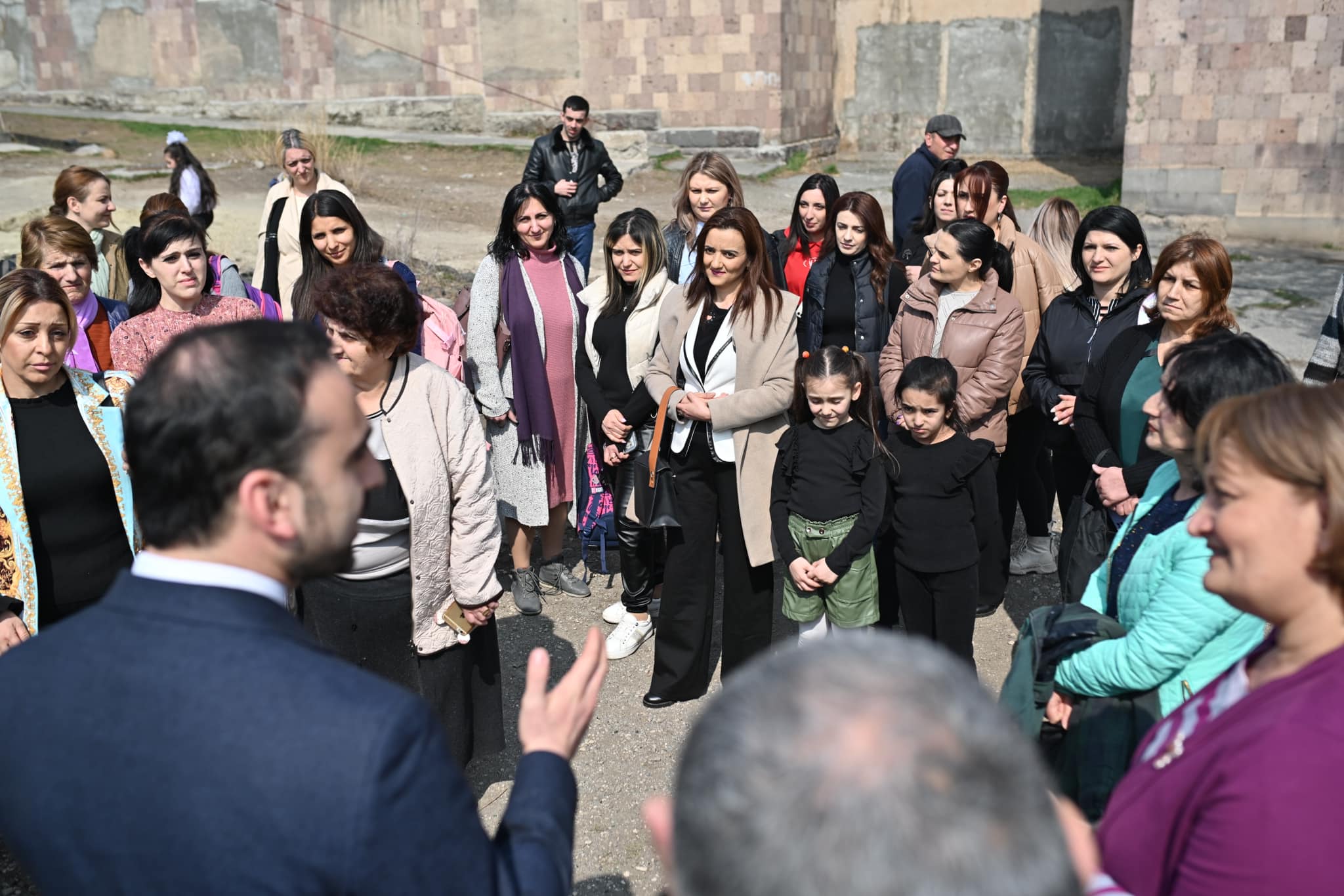 Տիգրան Ավինյանը հանդիպել է Հաղթանակ թաղամասի բնակիչների հետ