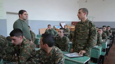 Պապիկյանը մարտական հերթապահություն իրականացնող ստորաբաժանումներում հանդիպումների ընթացքում հանձնարարել է խստագույնս հետևել անվտանգության կանոնների պահպանմանը