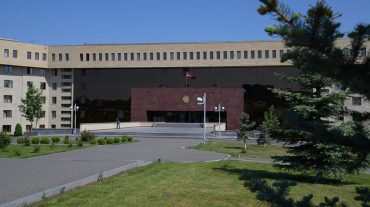 Զինծառայողը մարտական հենակետ մեքենայով սնունդ տեղափոխելիս մոլորվել է ու մեքենայով հայտնվել ադրբեջանական վերահսկողության տակ գտնվող տարածքում. ՀՀ ՊՆ