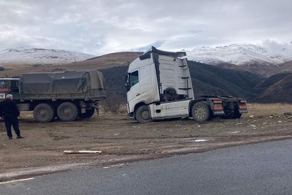 Փրկարարներն արգելափակումից դուրս են բերել ցեխակույտի մեջ մնացած բեռնատարը