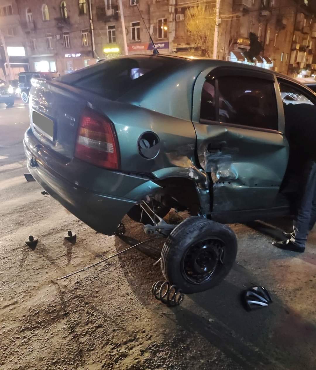 Երևանում բախվել են Mitsubishi Pajero»-ն և «Opel Astra»-ն