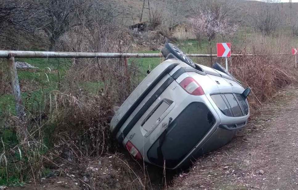Երևան-Մեղրի ավտոճանապարհին մեքենան շրջվել է առվակը