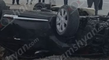 Խոշոր ավտովթար Արարատի մարզում. մեքենան, մի քանի պտույտ շրջվելով, գլխիվայր հայտնվել է ճանապարհի երթևեկելի գոտուց դուրս