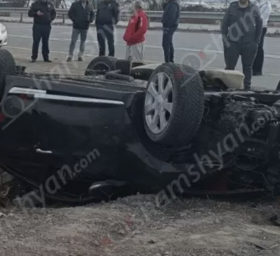 Խոշոր ավտովթար Արարատի մարզում. մեքենան, մի քանի պտույտ շրջվելով, գլխիվայր հայտնվել է ճանապարհի երթևեկելի գոտուց դուրս