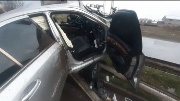 «Mercedes-Benz E350»-ը դուրս է եկել ճանապարհի երթևեկելի հատվածից և բախվել գովազդային վահանակին. վարորդն արգելափակվել է