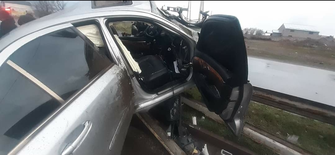 «Mercedes-Benz E350»-ը դուրս է եկել ճանապարհի երթևեկելի հատվածից և բախվել գովազդային վահանակին. վարորդն արգելափակվել է