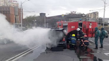 Հաղթանակի կամրջի վրա այրվել է ավտոմեքենա