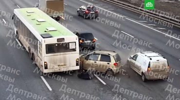 Հրապարակվել են կադրեր՝ ինչպես է ՌԴ-ում մեքենան վրաերթի ենթարկում մարդուն և բախվում մեկ այլ մեքենայի