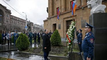 Ներքին գործերի նախարարը հարգանքի տուրք է մատուցել Արամ Մանուկյանի հիշատակին