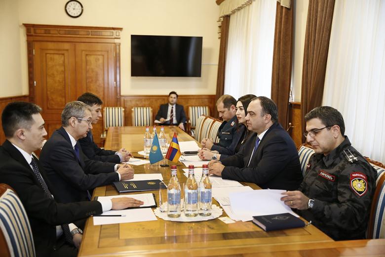 ՆԳ նախարար Վահե Ղազարյանն ընդունել է Ղազախստանի դեսպանին