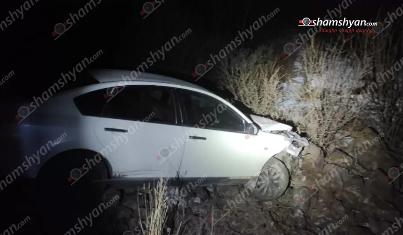 Կոտայքի մարզում Nissan Teana-ն բախվել է երկաթե արգելապատնեշներին և 40 մետր սահելով՝ հայտնվել ձորում