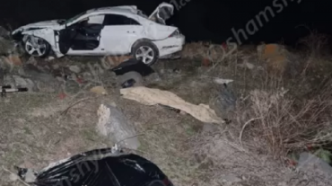 Mercedes-ը, քարերին բախվելով, շրջվել և հայտնվել է ձորում. 3 հոգու մարմիններն ու վիրավորին հայտնաբերել են մեքենայից դուրս