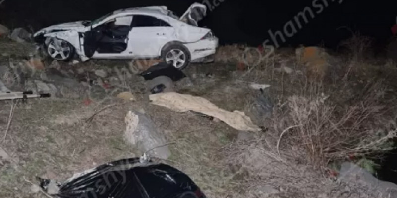 Mercedes-ը, քարերին բախվելով, շրջվել և հայտնվել է ձորում. 3 հոգու մարմիններն ու վիրավորին հայտնաբերել են մեքենայից դուրս