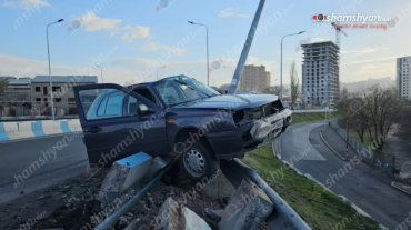 Volkswagen Golf-ը բախվել է բետոնե և երկաթե արգելապատնեշներին, կոտրել դրանք, այնուհետև հարվածել էլեկտրասյանը և կախվել հողաթմբի վրա