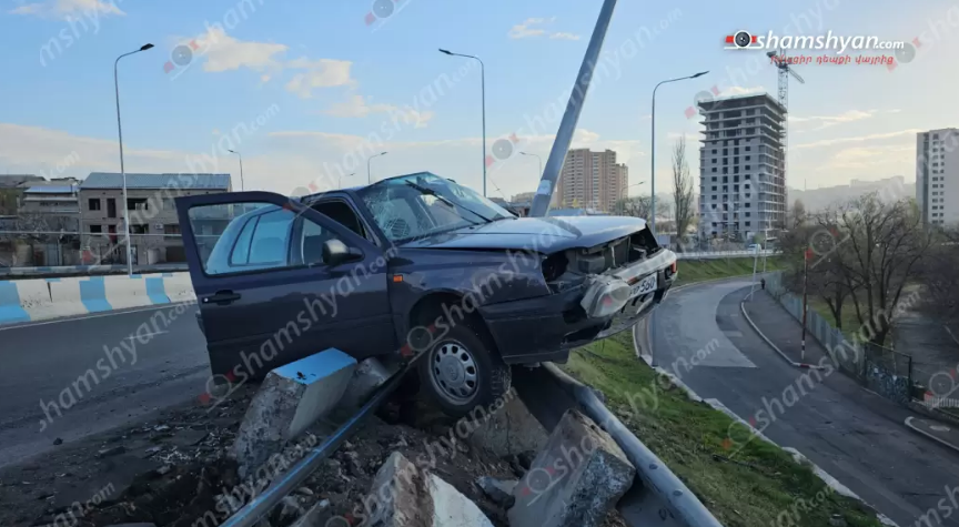 Volkswagen Golf-ը բախվել է բետոնե և երկաթե արգելապատնեշներին, կոտրել դրանք, այնուհետև հարվածել էլեկտրասյանը և կախվել հողաթմբի վրա