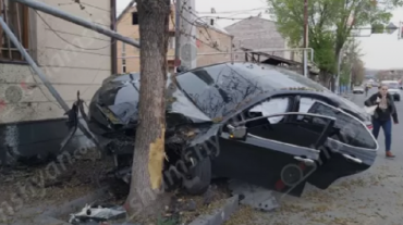 Երևանում Toyota-ն տապալել է գազախողովակի հենասյունն ու հայտնվել մայթին․ կան վիրավորներ