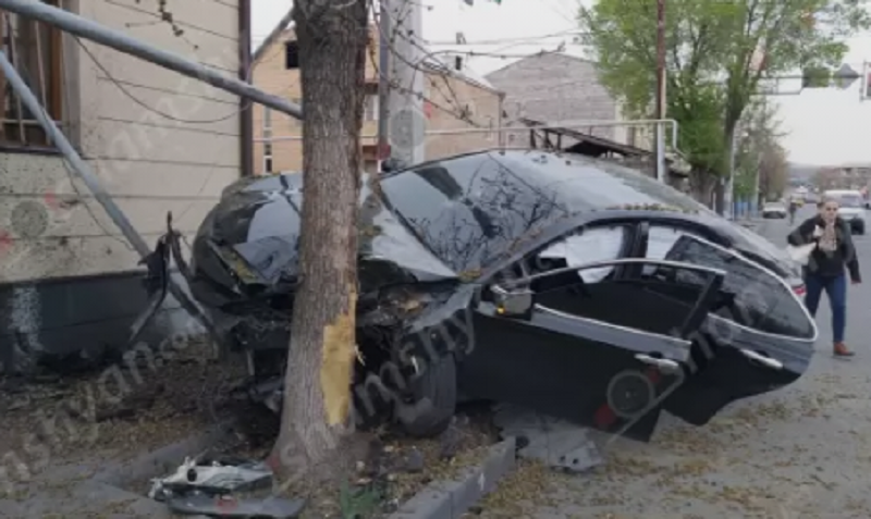Երևանում Toyota-ն տապալել է գազախողովակի հենասյունն ու հայտնվել մայթին․ կան վիրավորներ