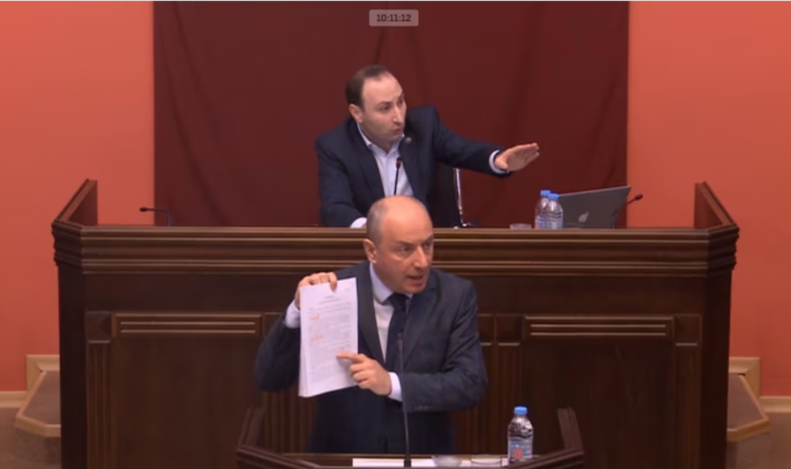 Քաշքշոց Վրաստանի խորհրդարանում. քննարկում են աղմկահարույց օրենքը