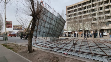 Արմավիր քաղաքում փրկարարներն ապամոնտաժել են քամուց պոկված տանիքի կառուցատարրերը
