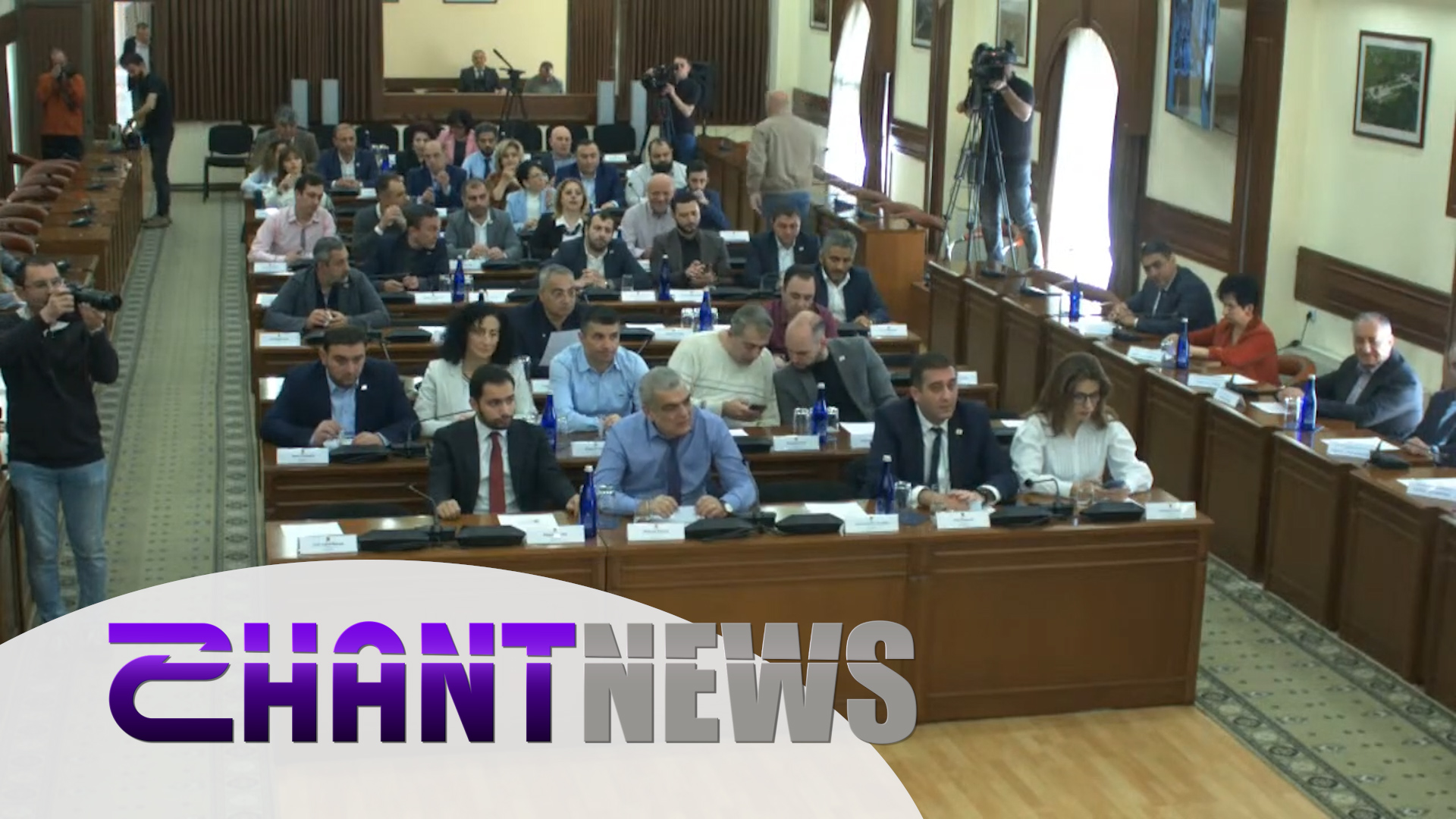 Նոր ներկրված ավտոբուսները ավագանու որոշմամբ նվիրատվությամբ հանձնվեցին Երևանի «Ավտոբուս» ՓԲԸ-ին