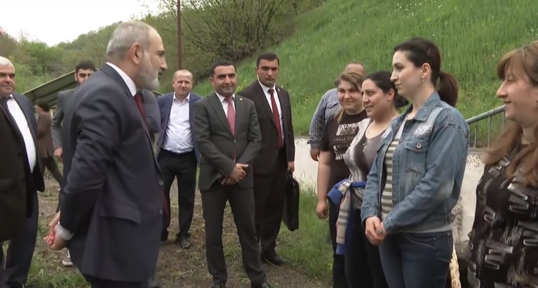 Վարչապետը չնախատեսված կանգառ է ունեցել Ջուջևան գյուղում