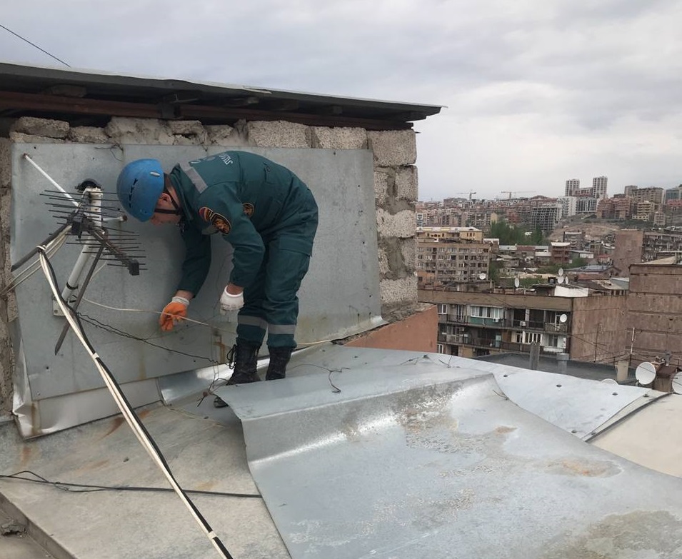 Փրկարարներն ապամոնտաժել են կախված թիթեղները