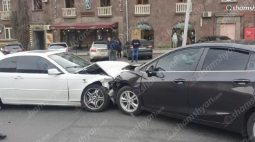 Կորյուն և Չարենց փողոցների խաչմերուկում բախվել են BMW-ն ու Chevrolet-ը