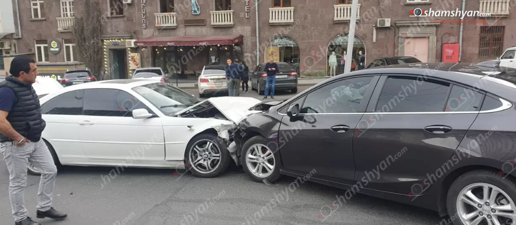 Կորյուն և Չարենց փողոցների խաչմերուկում բախվել են BMW-ն ու Chevrolet-ը