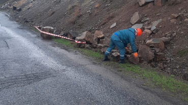 Քարաթափում Քարավանատան մոտակայքում. Գետափ-Մարտունի ճանապարհի երթևեկելի հատվածում քարեր են թափվել