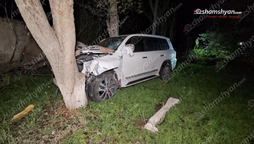 Նոր Հաճնում 16-ամյա տղան Toyota Land Cruiser-ով կոտրել է քարե պարիսպը, ապա տեղից շարժել կայանված КАМАЗ-ն ու բախվել ծառերին. կա վիրավոր