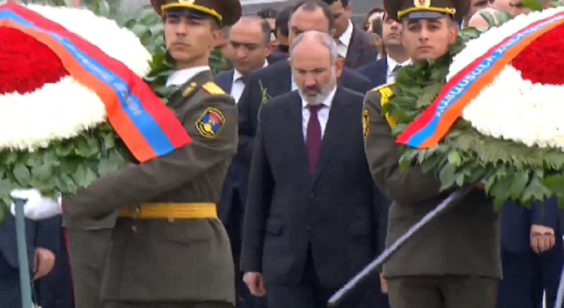 ՀՀ պետական բարձրագույն իշխանությունը հարգանքի տուրք է մատուցում 1,5 միլիոն զոհերի հիշատակին