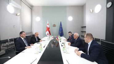 Դեսպան Սմբատյանը հանդիպել է Վրաստանի ԿԳ նախարարին