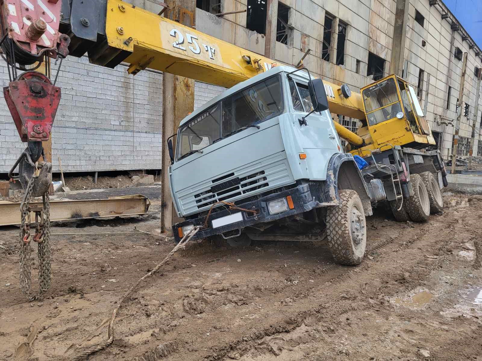 Փրկարարները դուրս են բերել ցեխակույտի մեջ արգելափակված ավտոկռունկը