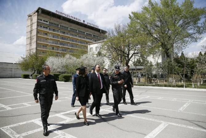 ՆԳ նախարարը և փոխնախարարը կրթահամալիրում հետևել են պարեկային ծառայության դիմորդների հարցազրույցների ընթացքին