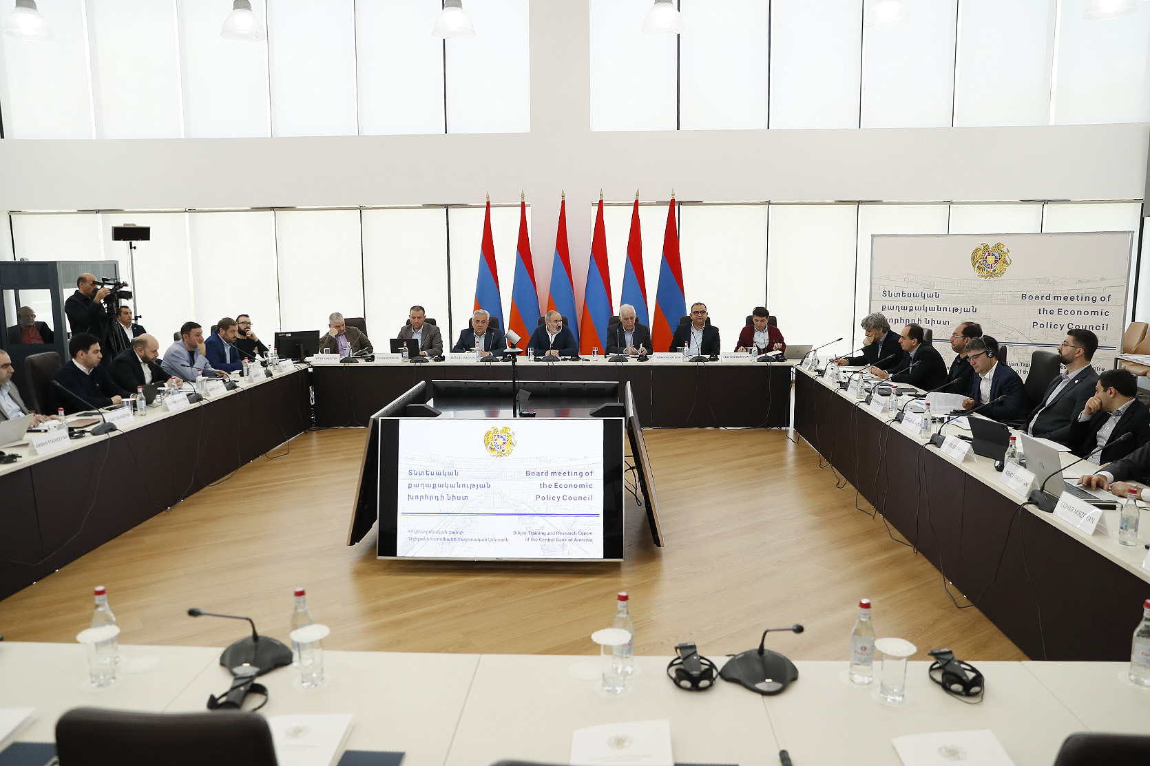 2022թ.-ին 2017-ի համեմատ պետբյուջեի հարկային եկամուտներն աճել են ավելի քան 2 մլրդ դոլարով. մեկնարկել են ՀՀ վարչապետին կից տնտեսական քաղաքականության խորհրդի երկրորդ նիստի աշխատանքները