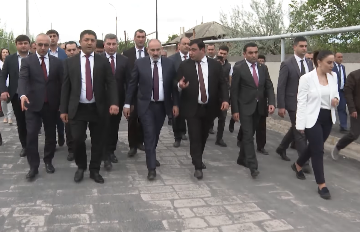 Բաղրամյան բնակավայրում սուբվենցիոն ծրագրերի շրջանակում իրականացվում են փողոցի` տուֆով սալարկման աշխատանքներ