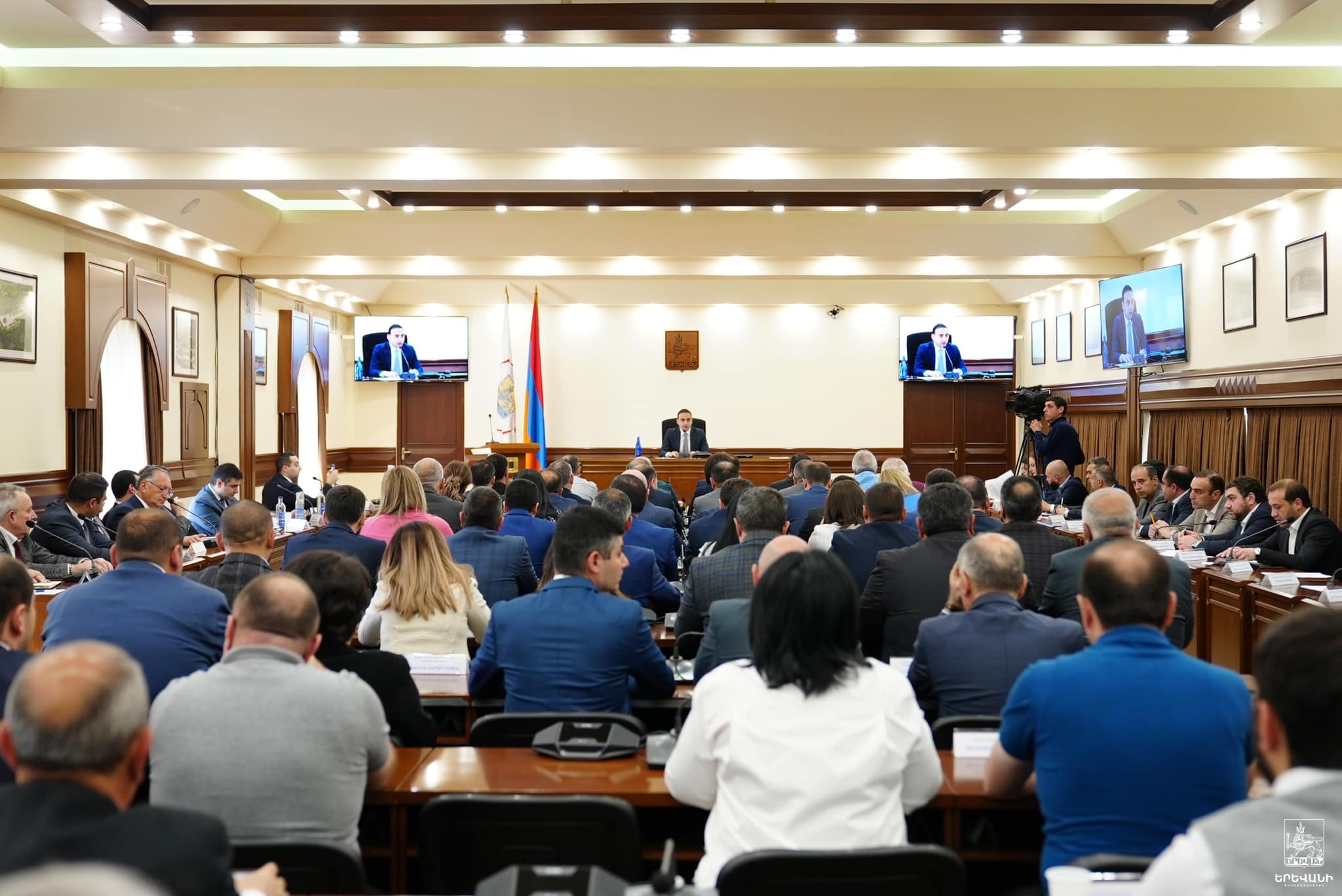 Քննարկում՝ Արցախի փողոցի 4-րդ նրբանցքի, 4-րդ կարգի վթարային շենքերի բնակիչների վերաբնակեցման ծրագրի վերաբերյալ
