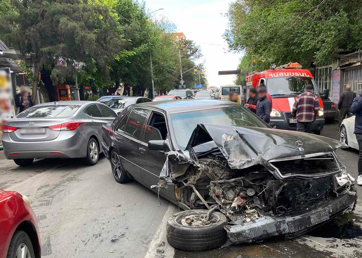 Շինարարների փողոցում՝ շուկայի մոտակայքում, ավտոմեքենան բախվել է էլեկտրական սյանը