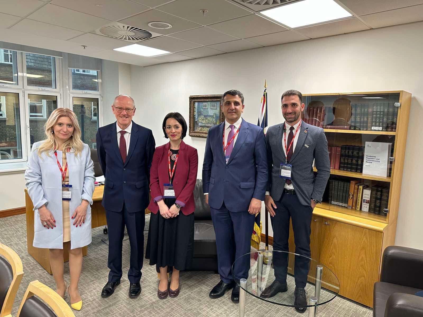Ժաննա Անդրեասյանը հանդիպել է ՄԹ դպրոցների հարցերով պետնախարարի հետ