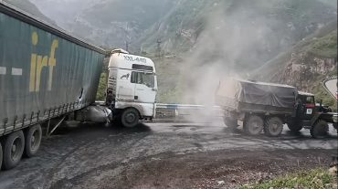 Տաթևի վանքի մոտակայքում բեռնատարը դուրս է եկել ճանապարհի երթևեկելի հատվածից և բախվել արգելապատնեշին