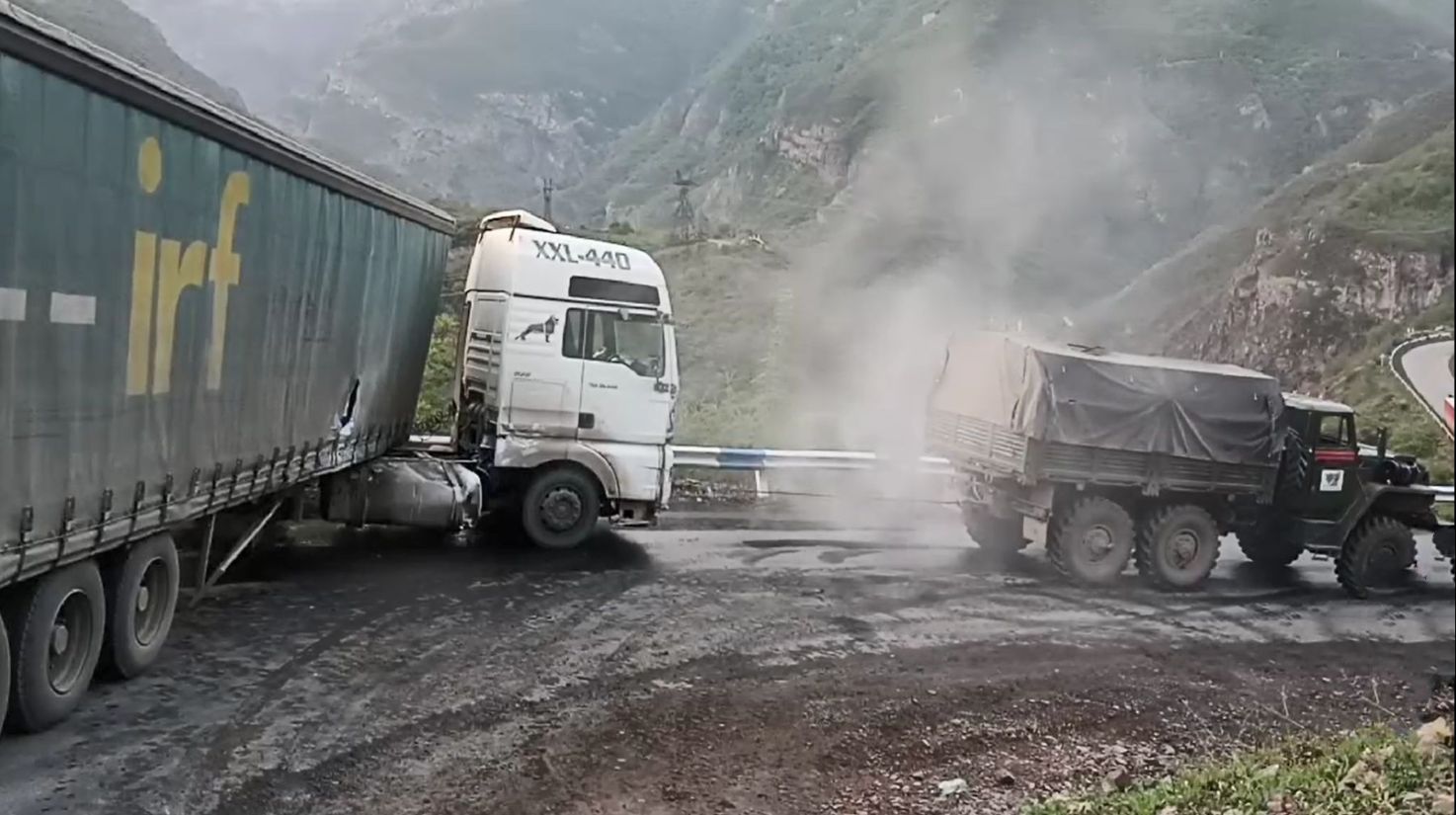 Տաթևի վանքի մոտակայքում բեռնատարը դուրս է եկել ճանապարհի երթևեկելի հատվածից և բախվել արգելապատնեշին