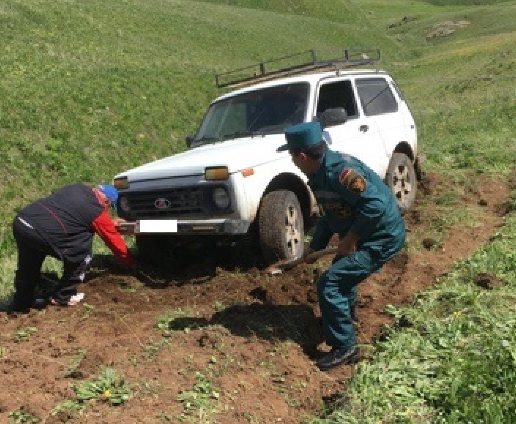 Փրկարարներն ավտոմեքենան դուրս են բերել ճանապարհի երթևեկելի հատված