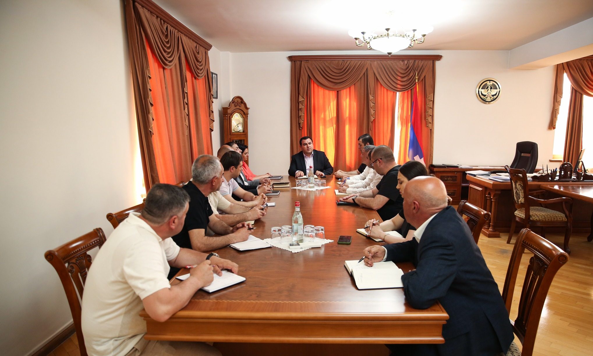Արցախի պետնախարարը հորդորում է շուկայում սահմանված գներից թանկ վաճառվող ապրանք հայտնաբերելու դեպքում հաղորդել համապատասխան մարմնին