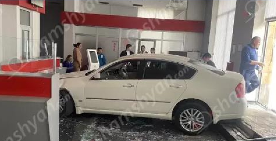 Nissan-ը մխրճվել է «Հայբիզնեսբանկի» մասնաճյուղի տարածք. կան տուժածներ