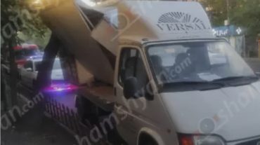 Երևանում Ford Transit-ը բեռնախցիկի հատվածով բախվել է ճամփեզրի ծառին