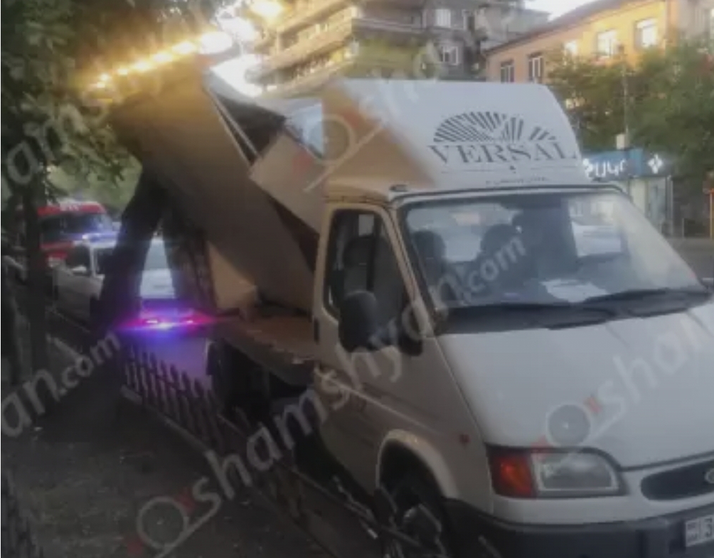Երևանում Ford Transit-ը բեռնախցիկի հատվածով բախվել է ճամփեզրի ծառին