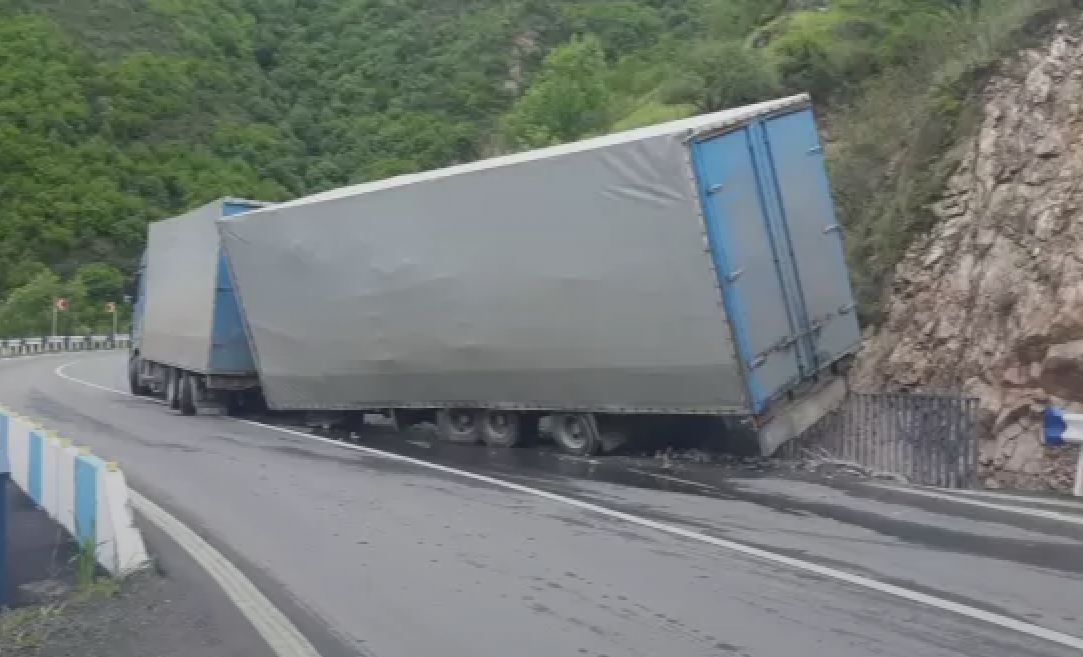Լոռու մարզում 28-ամյա վարորդը բեռնատար կցորդիչով Mercedes-ով բախվել է ապառաժ քարերին և կամրջի երկաթե ճաղավանդակին