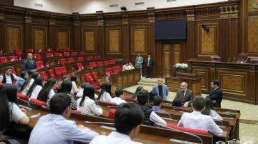 Վարչապետն ու ԱԺ նախագահը հանդիպել են Գորիսի Ակներ և Վերիշեն բնակավայրերի դպրոցականների հետ